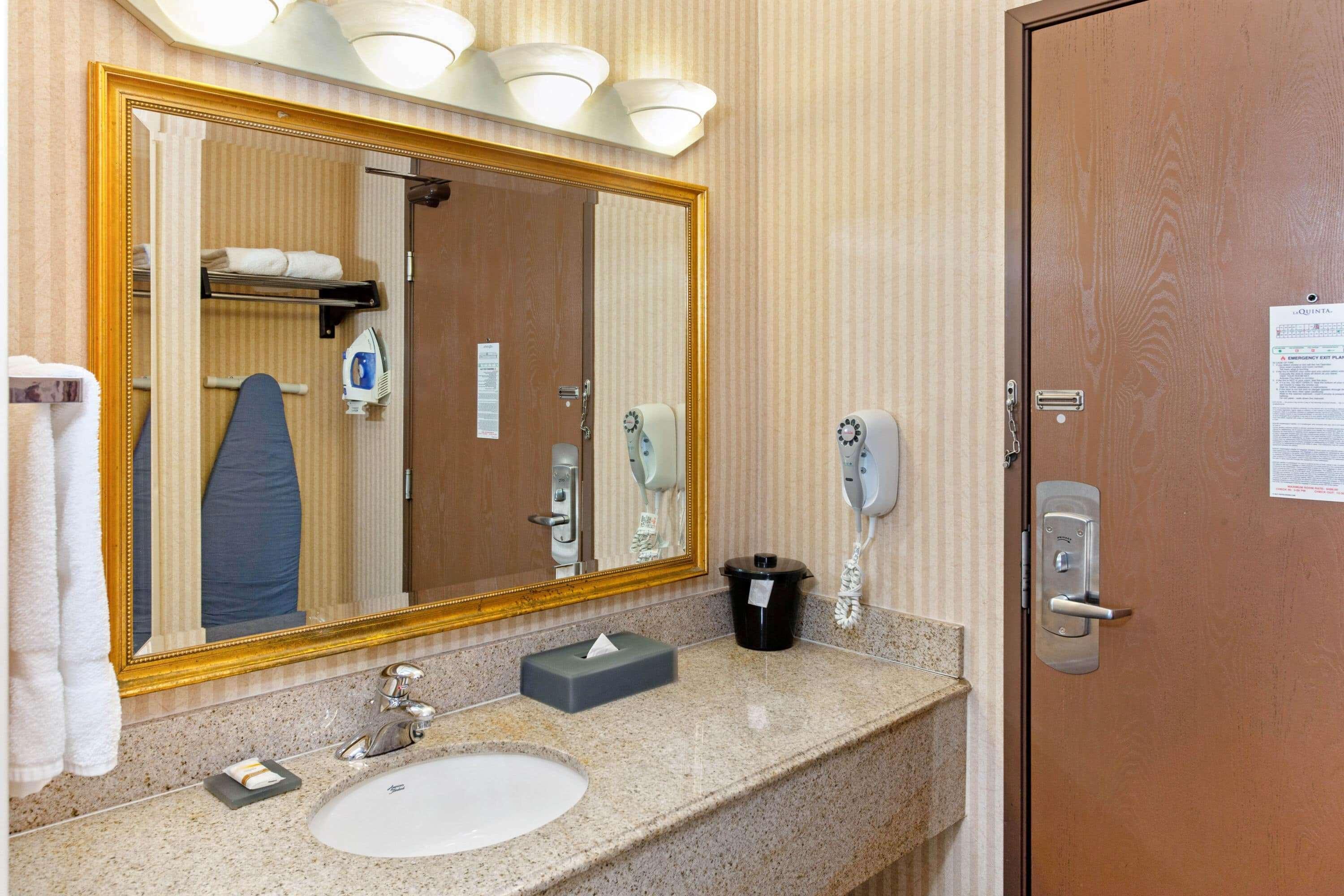 La Quinta By Wyndham Stevens Point Hotel Exterior photo